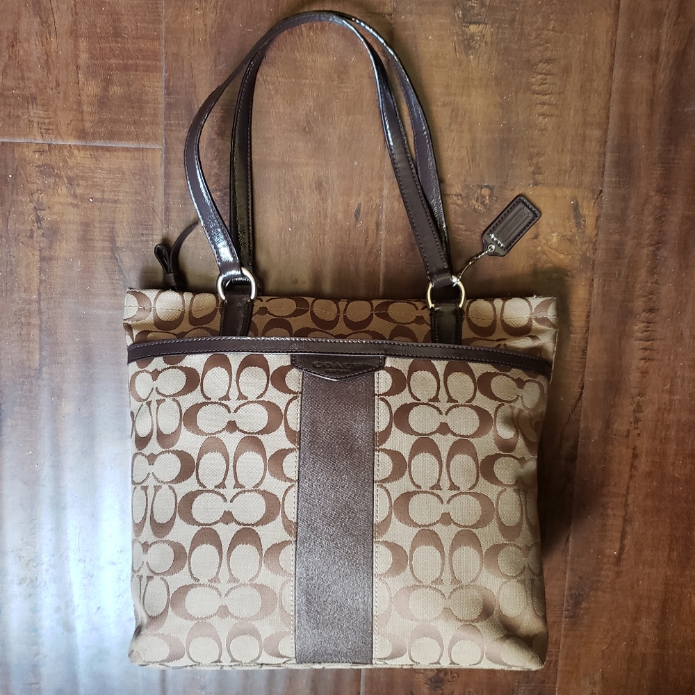 🦇COACH Like New Signature Stripe Tote